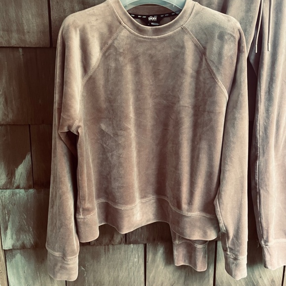 DKNY Platinum Velour Lounge Set Crewneck Sweatshirt (M) & Slim-Fit Joggers (S) - Picture 7 of 16